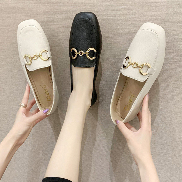 Eko bőrből készült, lezser női mokaszinok, fém elemmel