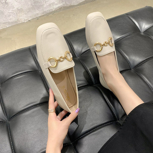 Eko bőrből készült, lezser női mokaszinok, fém elemmel