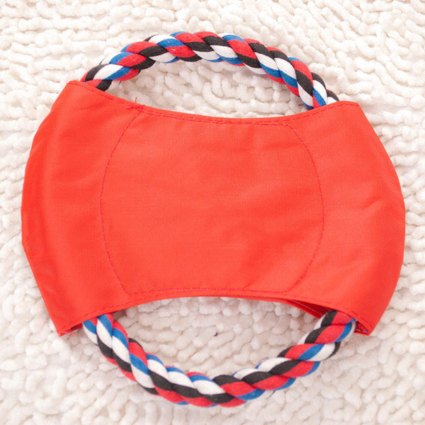 Παιχνίδι σκύλου - μια στεφάνη από σχοινί