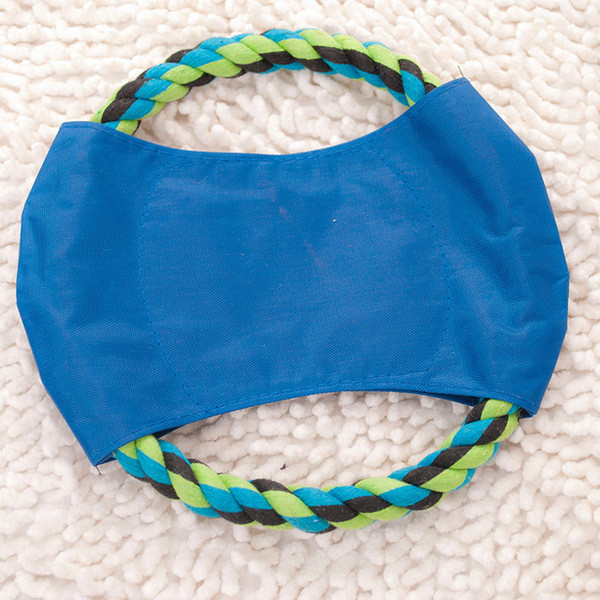 Παιχνίδι σκύλου - μια στεφάνη από σχοινί