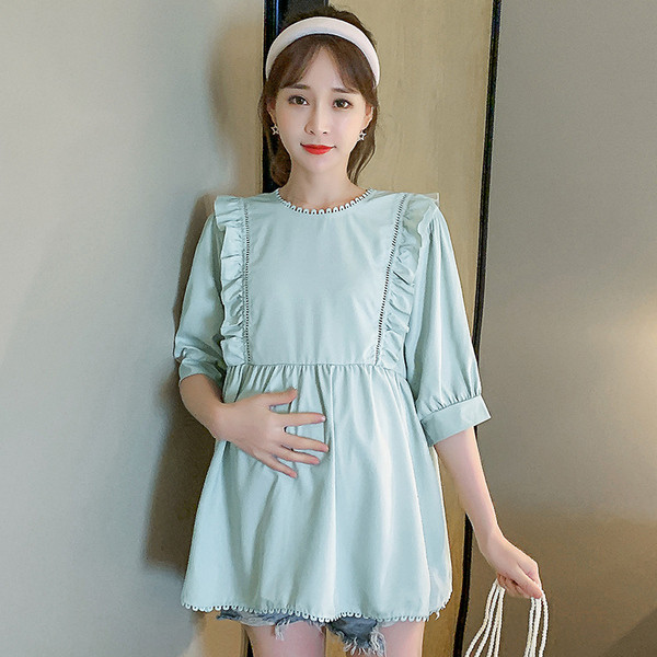 Stílusos kivágott blúz terhes nők számára ovális nyakkivágással és 3/4-es ujjakkal