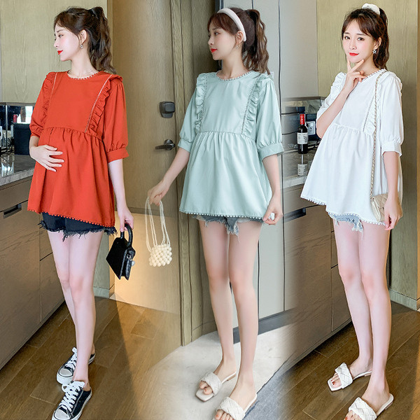 Stílusos kivágott blúz terhes nők számára ovális nyakkivágással és 3/4-es ujjakkal