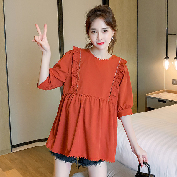 Stílusos kivágott blúz terhes nők számára ovális nyakkivágással és 3/4-es ujjakkal