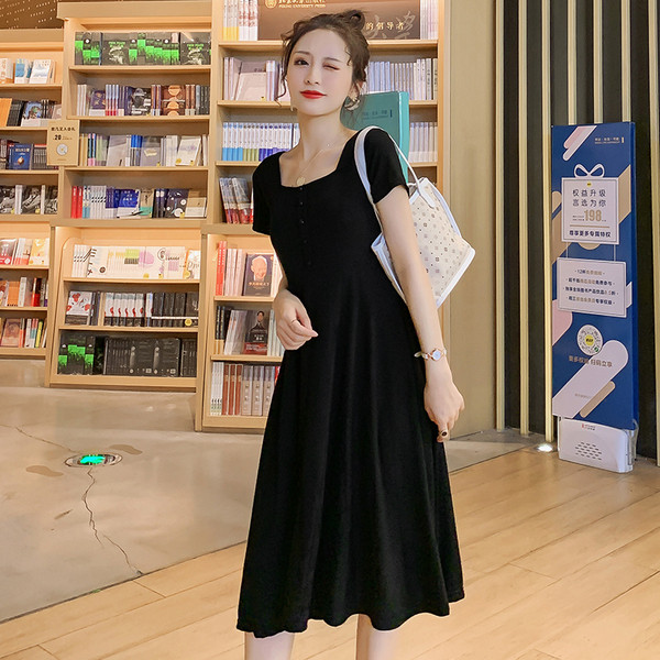 Rochie neagra decupata pentru gravide cu maneci scurte si nasturi