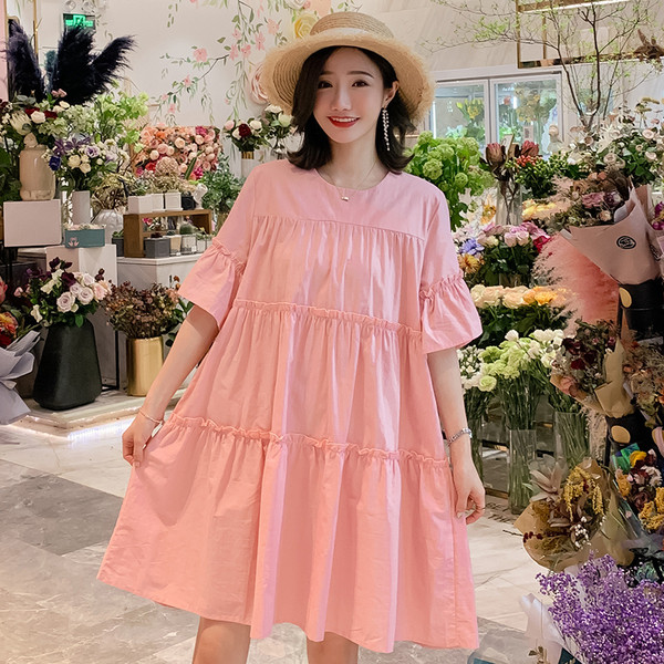 Alkalmi ruha terhes nőknek, széles modell rövid ujjal