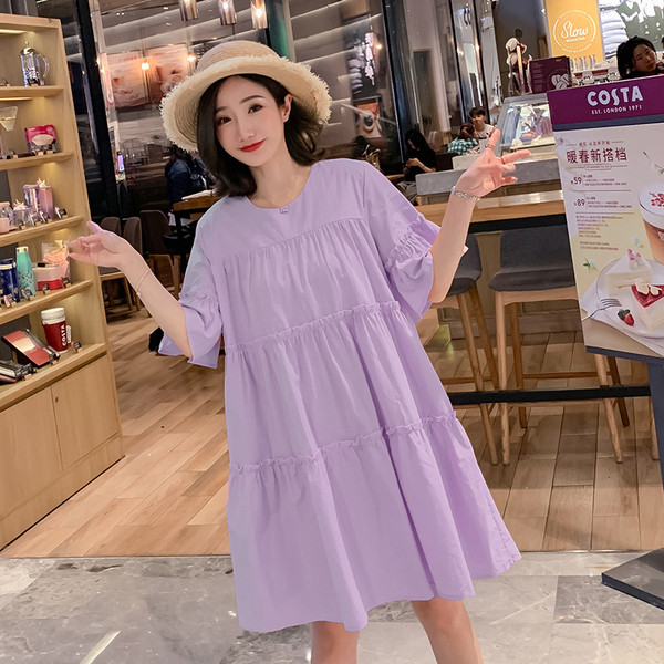 Alkalmi ruha terhes nőknek, széles modell rövid ujjal