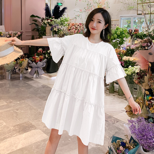 Alkalmi ruha terhes nőknek, széles modell rövid ujjal