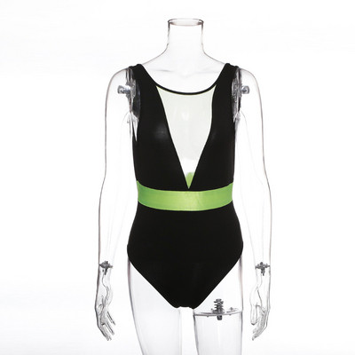 Női test mellrészén csipke elemmel