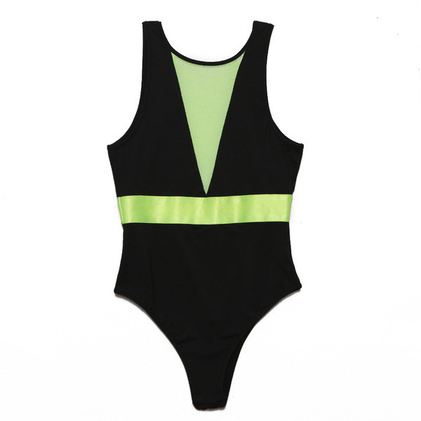 Női test mellrészén csipke elemmel