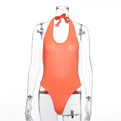 Női test mély nyakkivágással