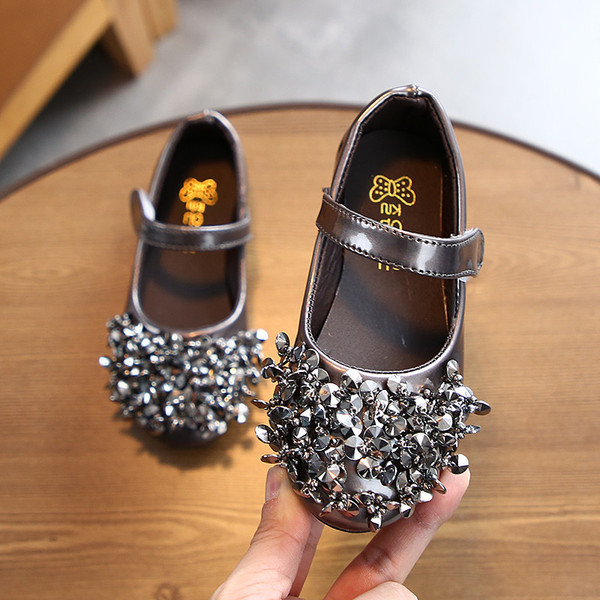 Modern gyerekcipő flitterekkel