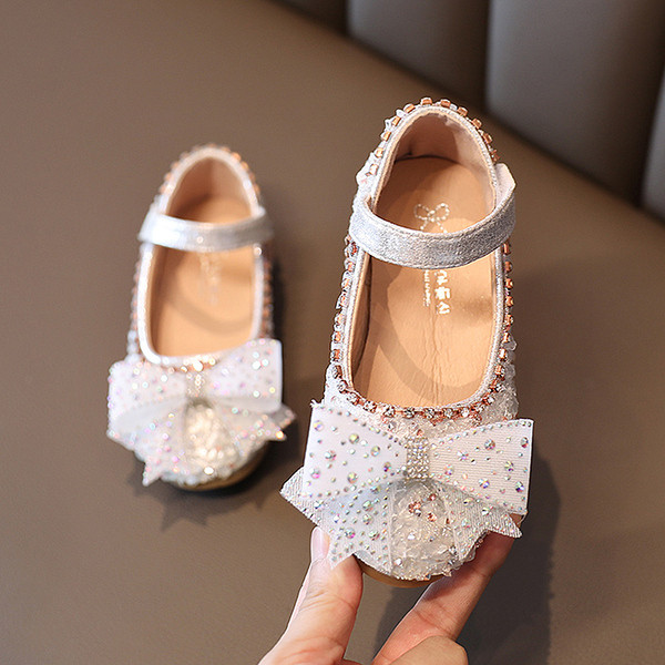 Μοντέρνα παιδικά παπούτσια με πέτρες και λουράκια