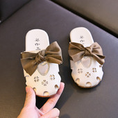 Μοντέρνα παιδικές παντόφλες με κομμένα μοτίβα και κορδέλες