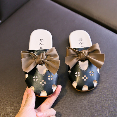 Μοντέρνα παιδικές παντόφλες με κομμένα μοτίβα και κορδέλες