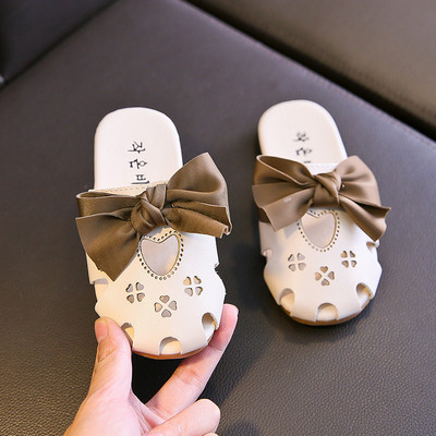 Μοντέρνα παιδικές παντόφλες με κομμένα μοτίβα και κορδέλες