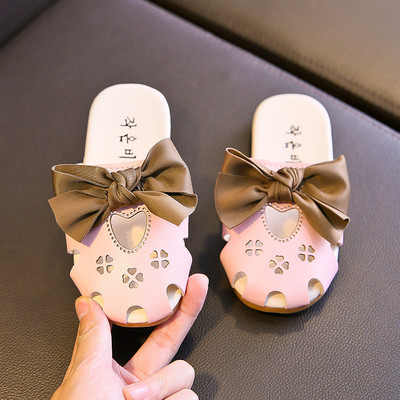 Μοντέρνα παιδικές παντόφλες με κομμένα μοτίβα και κορδέλες