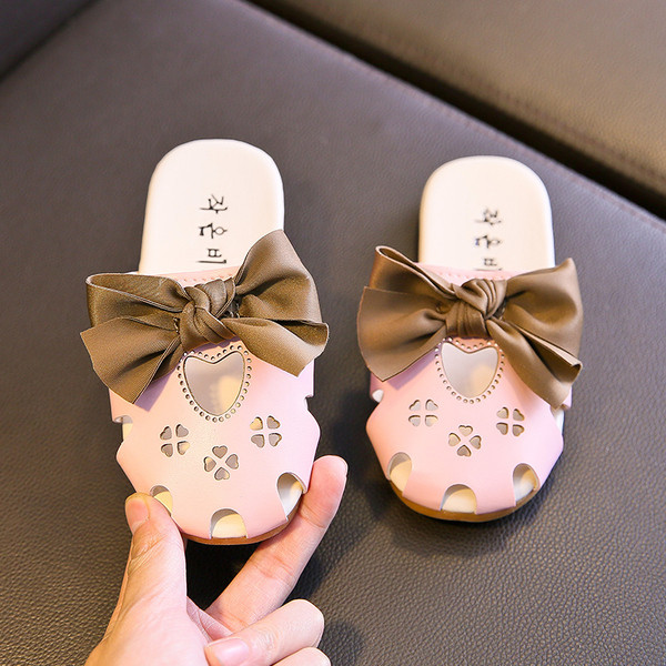 Μοντέρνα παιδικές παντόφλες με κομμένα μοτίβα και κορδέλες