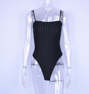 Női csíkos test vékony pántokkal