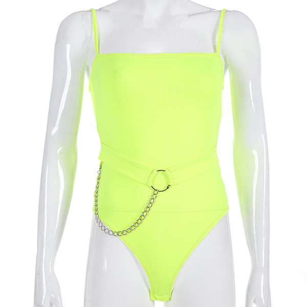 Moodne naiste keha õhukeste rihmadega