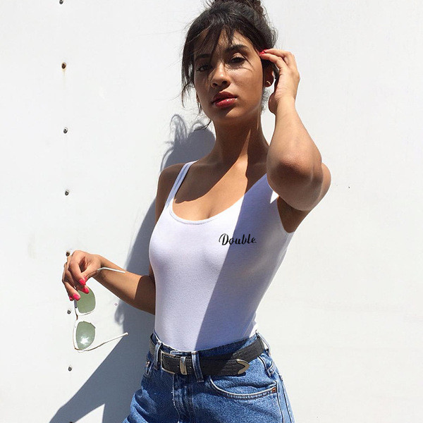 Napi női test kerek nyakkivágással és felirattal