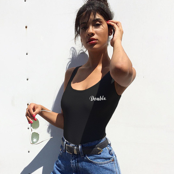 Napi női test kerek nyakkivágással és felirattal