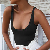 Női test mély, kerek nyakkivágással