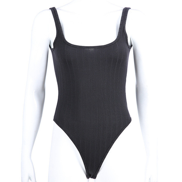 Női test mély, kerek nyakkivágással