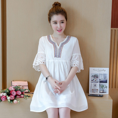 Aktuális ruha terhes nőknek V-nyakkal és csipkével