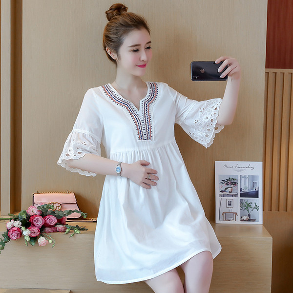 Aktuális ruha terhes nőknek V-nyakkal és csipkével