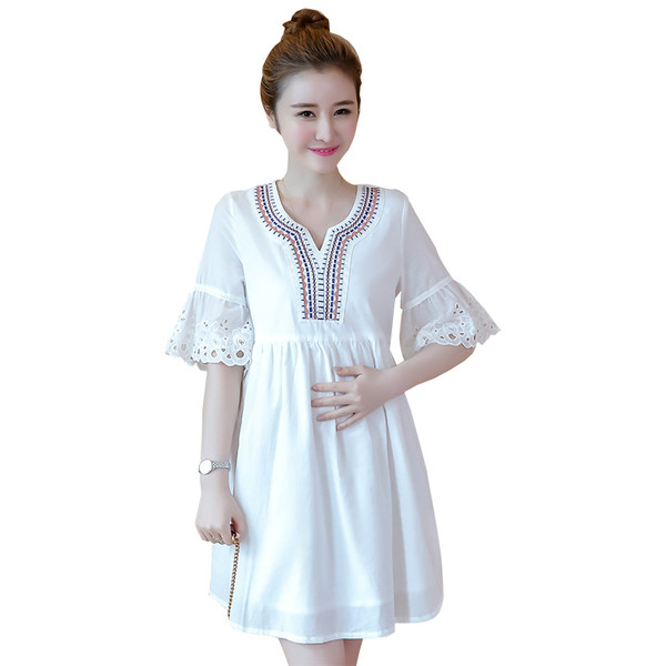 Aktuális ruha terhes nőknek V-nyakkal és csipkével