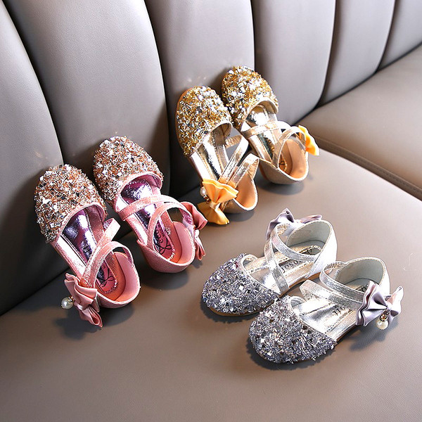 Kivide ja pärliga paelaga lastejalatsid