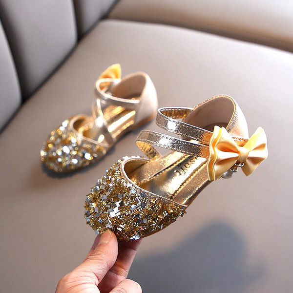 Kivide ja pärliga paelaga lastejalatsid