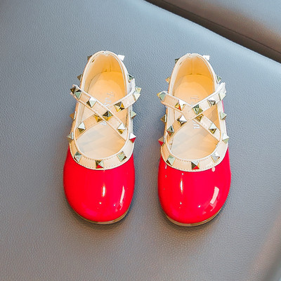 Παιδικά παπούτσια με μεταλλικά στοιχεία για κορίτσια