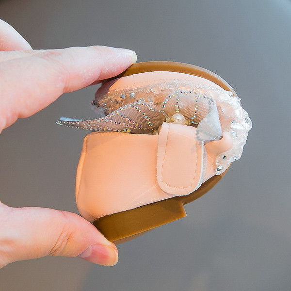 Új modell gyerekcipő 3D elemmel és gyöngyökkel