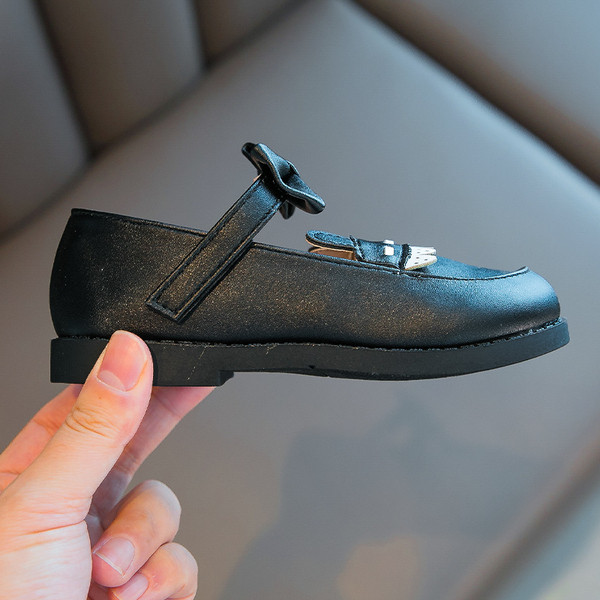 Kleebise ja paelaga vabaaja lastejalatsid