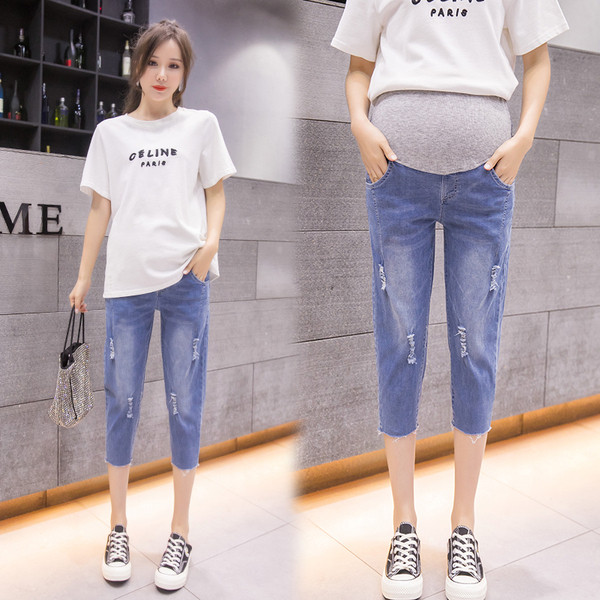 Laisvalaikio džinsai nėščiosioms su 3/4 ilgio ir suplyšusiais motyvais