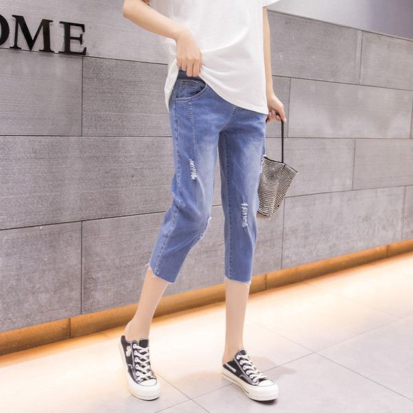 Laisvalaikio džinsai nėščiosioms su 3/4 ilgio ir suplyšusiais motyvais