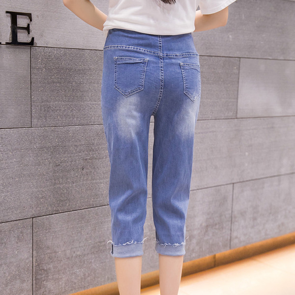 Laisvalaikio džinsai nėščiosioms su 3/4 ilgio ir suplyšusiais motyvais