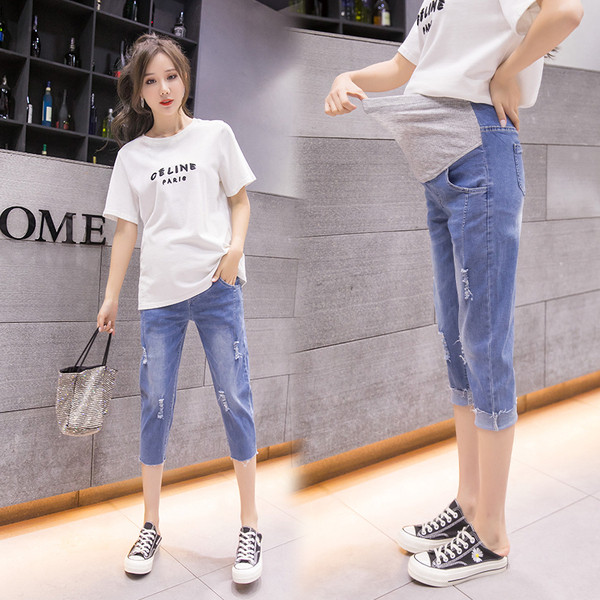 Laisvalaikio džinsai nėščiosioms su 3/4 ilgio ir suplyšusiais motyvais