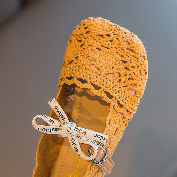 Alkalmi gyerekcipő fűzővel és csattal