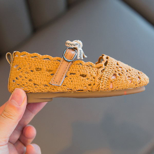 Alkalmi gyerekcipő fűzővel és csattal