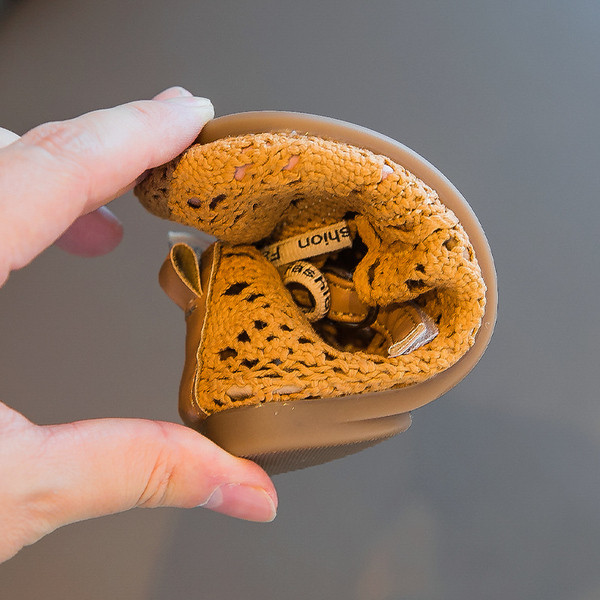 Alkalmi gyerekcipő fűzővel és csattal