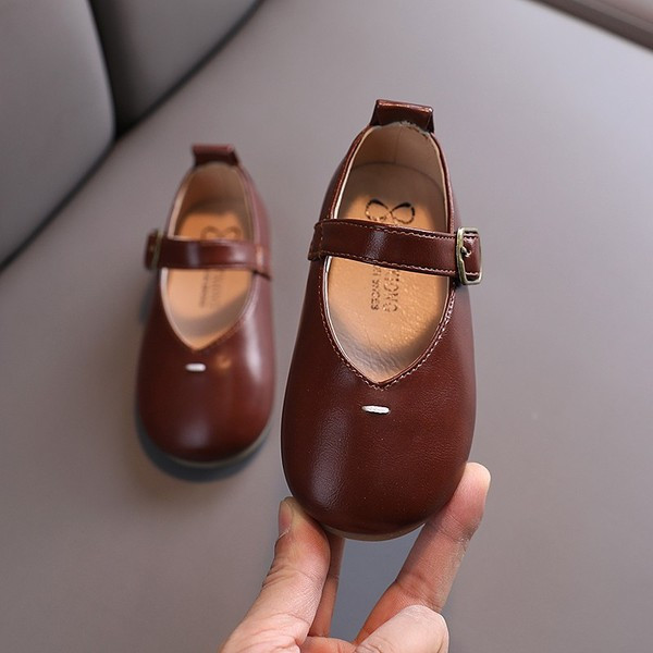 Retro bőr gyerekcipő csattal