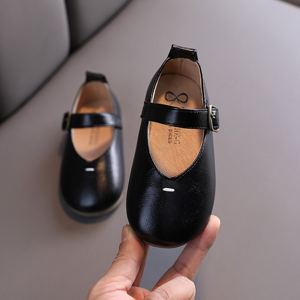 Retro bőr gyerekcipő csattal