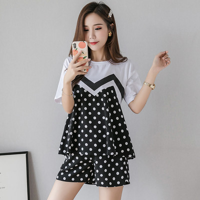 Juhuslik komplekt rasedatele, sealhulgas T-särk ja täpilised lühikesed püksid