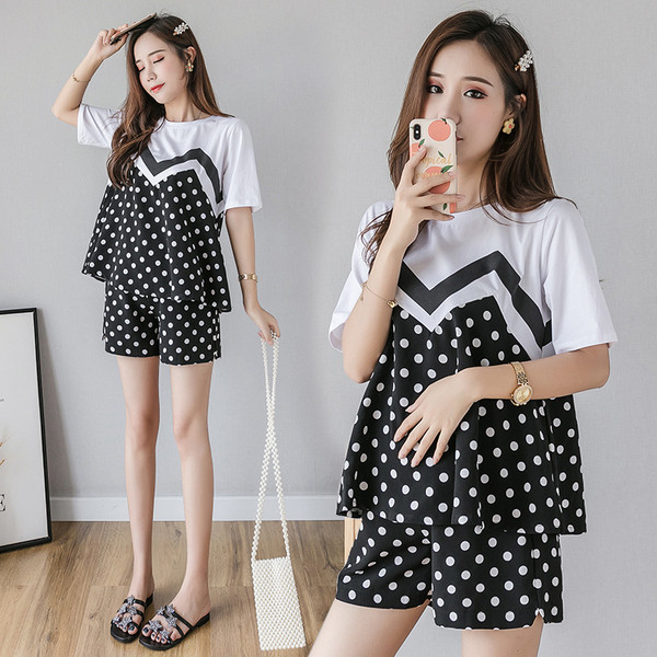 Juhuslik komplekt rasedatele, sealhulgas T-särk ja täpilised lühikesed püksid