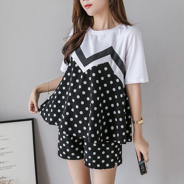 Juhuslik komplekt rasedatele, sealhulgas T-särk ja täpilised lühikesed püksid