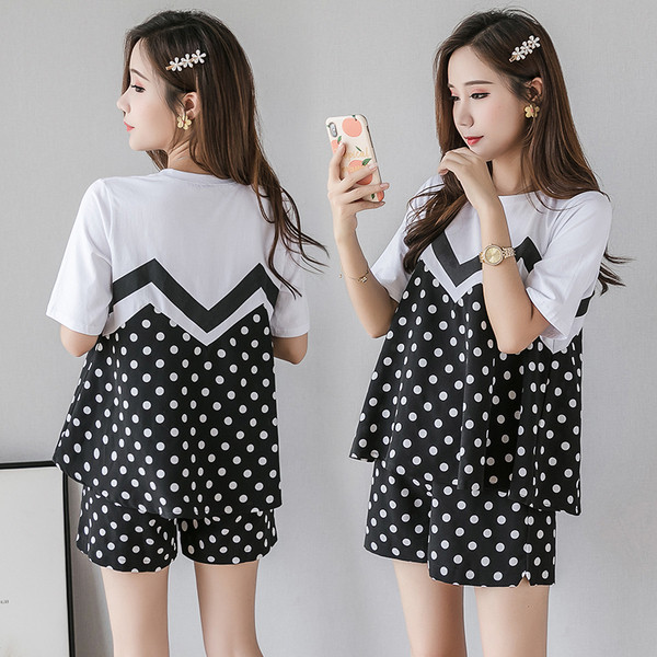 Juhuslik komplekt rasedatele, sealhulgas T-särk ja täpilised lühikesed püksid