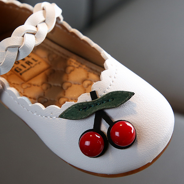 Šiuolaikiški vaikiški batai su 3D vyšniomis