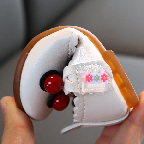 Šiuolaikiški vaikiški batai su 3D vyšniomis